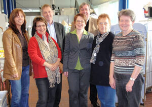 Tanja Machalet (Mitte), SPD-Delegation mit Delfin GF Winfired Weber (3. v.l.) und Monika Reckruth (rechts).