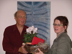 Tanja Machalet überreicht das Geburtstagsgeschenk an Herbert Mai