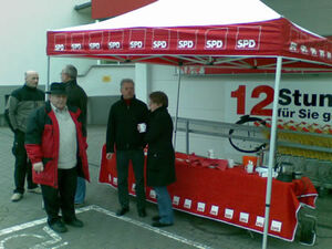 Der SPD Stand in Wallmerod mit Landratskandidatin Dr. Tanja Machalet und dem Landtagsabgeordneten Harald Schweitzer